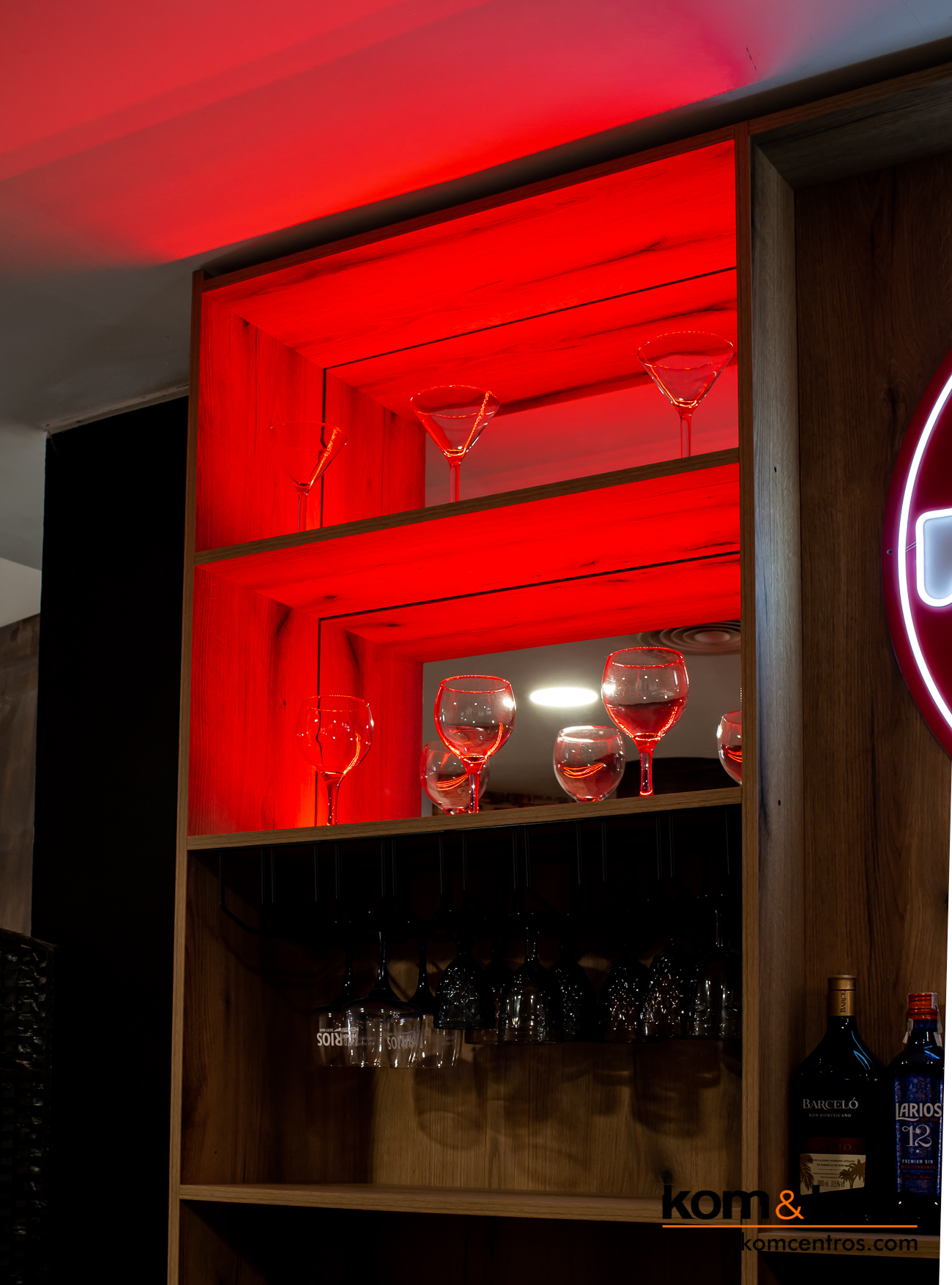 Botellero iluminado con luces led rojas. Pizzería